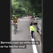 El bonito gesto del ciclista George Bennett con un niño que le animaba en la Vuelta El bonito gesto del ciclista George Bennett con un niño que le animaba en la Vuelta