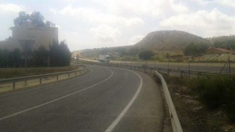 Un cami&oacute;n circula que circula por la autov&iacute;a pasa junto a una vivienda en la partida Les Vallongues-Ferriol de Elche