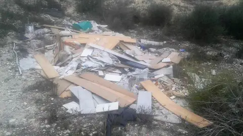 Escombros en una de las zonas de barranco de Les Vallongues-Ferriol Escombros en una de las zonas de barranco de Les Vallongues-Ferriol