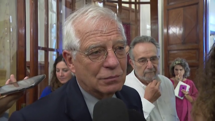 Borrell insiste en que no dimitirá por Abengoa: "No tendría lógica que no recurriera por ser ministro y luego dimitiera" Borrell insiste en que no dimitirá por Abengoa: "No tendría lógica que no recurriera por ser ministro y luego dimitiera"