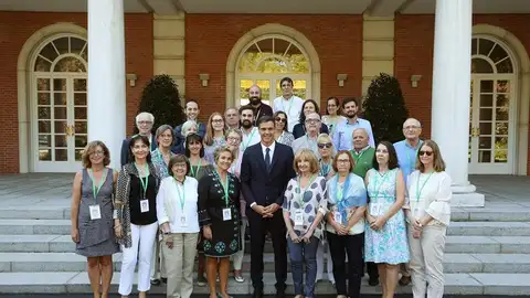 Pedro Sánchez posa con un grupo de visitantes en el Complejo de La Moncloa Pedro Sánchez posa con un grupo de visitantes en el Complejo de La Moncloa
