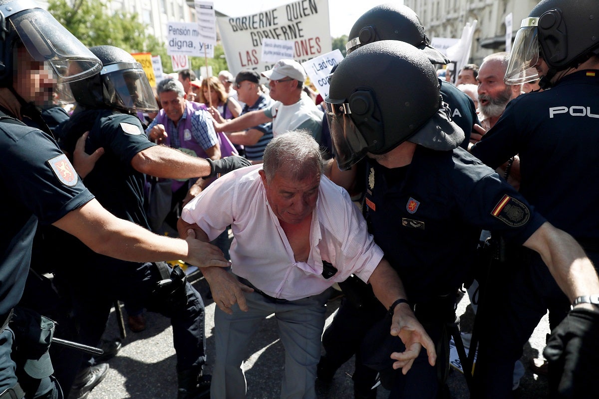 Tensión entre Policía y pensionistas ante las puertas del Congreso Tensión entre Policía y pensionistas ante las puertas del Congreso