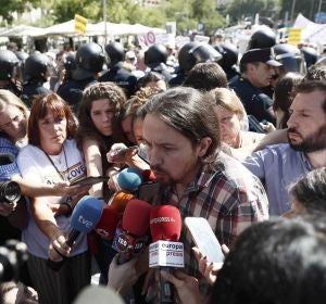 Pablo Iglesias junto a los pensionistas Pablo Iglesias junto a los pensionistas