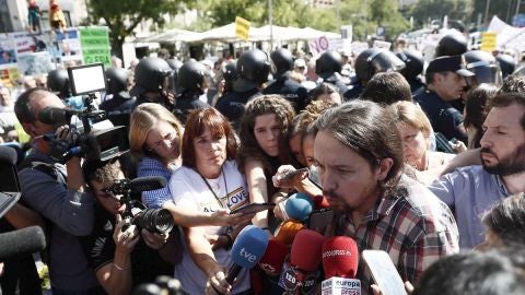Pablo Iglesias junto a los pensionistas