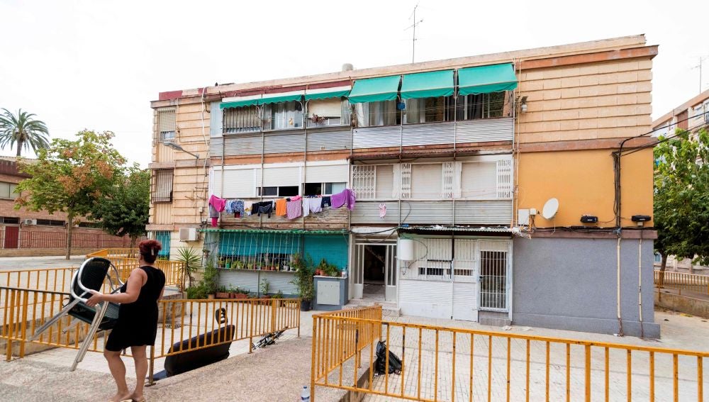 Vista del bloque 17-B del polígono de La Paz, Murcia, en el que una mujer de 38 años resultó herida muy grave con quemaduras