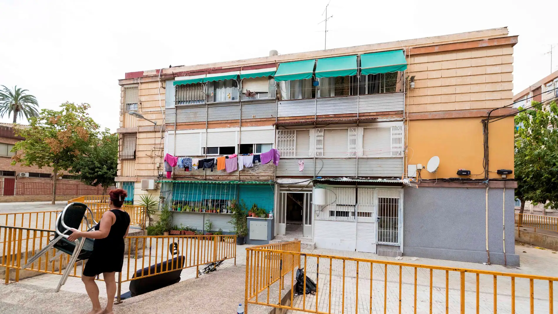 Vista del bloque 17-B del polígono de La Paz, Murcia, en el que una mujer de 38 años resultó herida muy grave con quemaduras