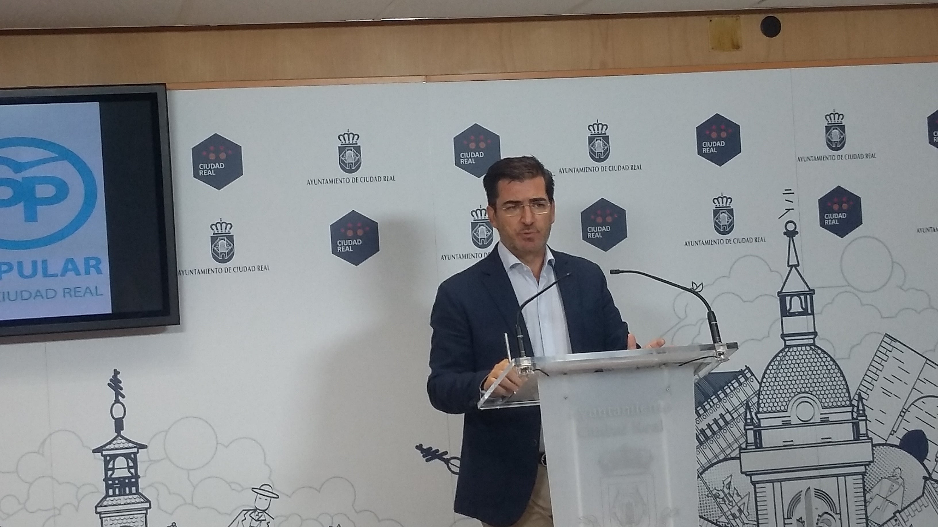 Poveda: "Es un insulto que el presupuesto solo contemple 150.000 euros para atender enmiendas" Poveda: "Es un insulto que el presupuesto solo contemple 150.000 euros para atender enmiendas"