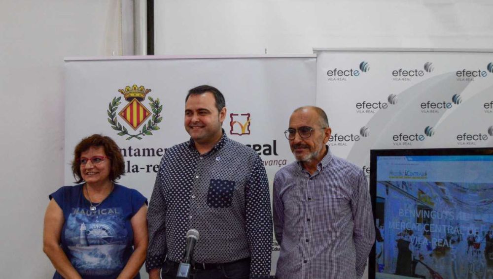 El regidor d´Economía, Xavi Ochand, el president de Caixa Rural Enric Portalés junt amb Rocío Alba, representant del Mercat Central durant la presentació del web. 