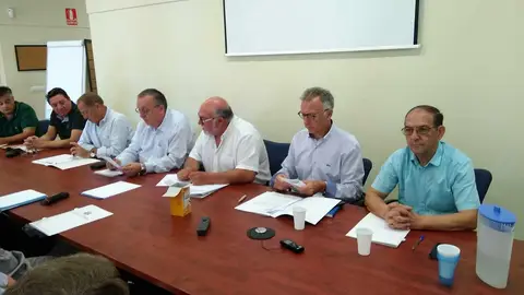 Regantes del Júcar-Vinalopó con el Secretario Autonómico de Agricultura durante la reunión celebrada en Villena Regantes del Júcar-Vinalopó con el Secretario Autonómico de Agricultura durante la reunión celebrada en Villena