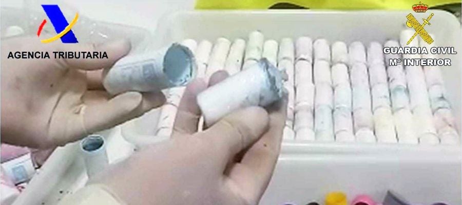 La droga iba oculta en pequeños botes de tinte de ropa La droga iba oculta en pequeños botes de tinte de ropa