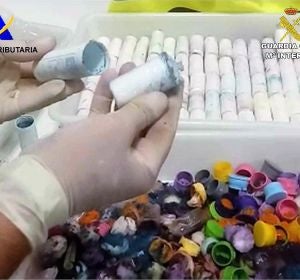 La droga iba oculta en pequeños botes de tinte de ropa La droga iba oculta en pequeños botes de tinte de ropa