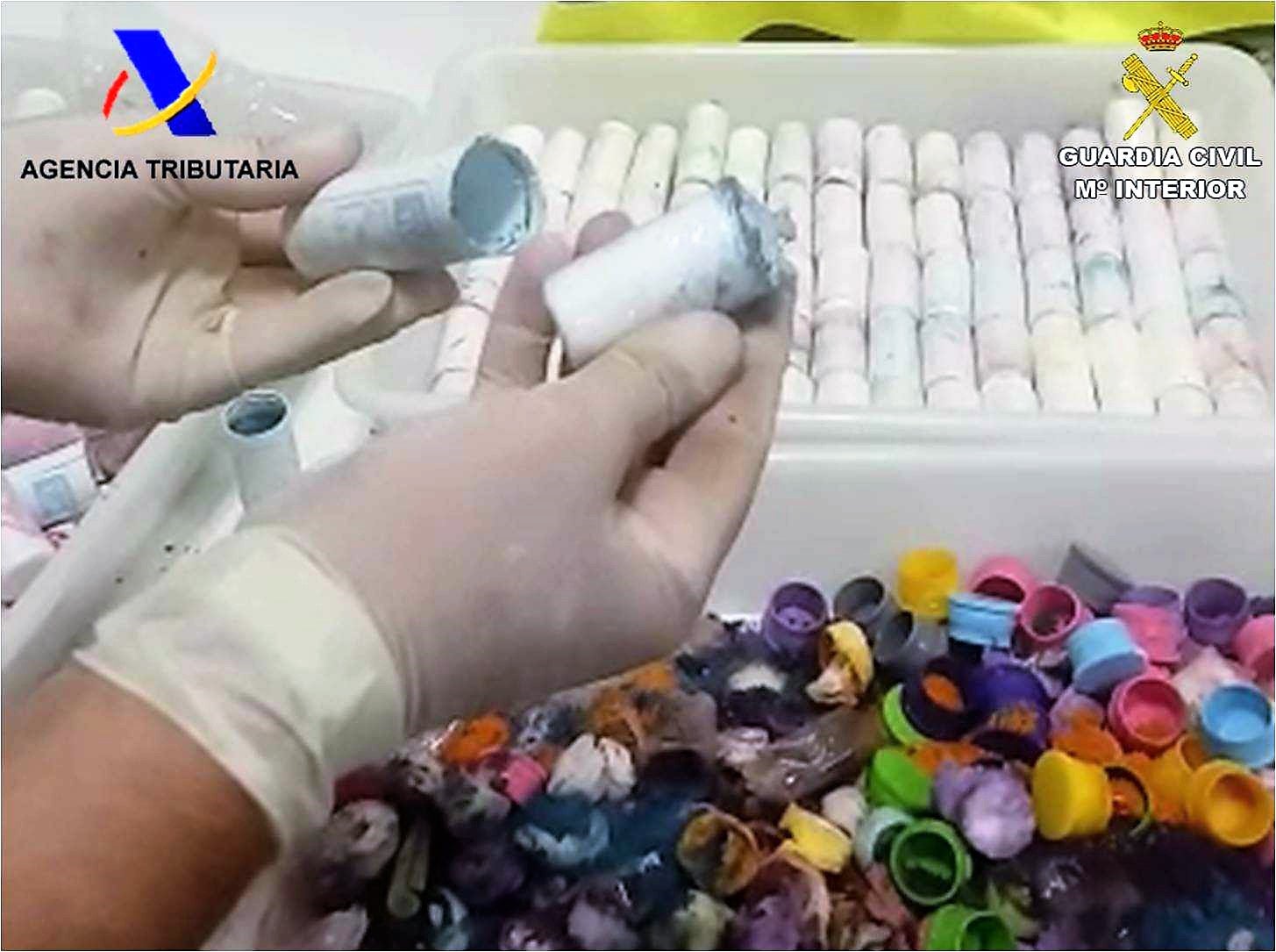 Detenido en el aeropuerto de El Altet un pasajero que llevaba 4 kilogramos de cocaína oculto en botes pequeños de tinte para la ropa Detenido en el aeropuerto de El Altet un pasajero que llevaba 4 kilogramos de cocaína oculto en botes pequeños de tinte para la ropa