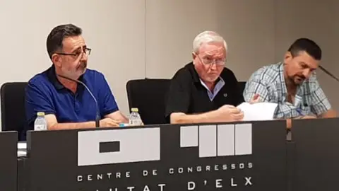 El nuevo presidente, Juan José Ávila (i), junto al presidente de honor del Club Balonmano Elche, Zoilo Martín de la Sierra, y al secretario saliente Antonio Saura (d). BALONMANO