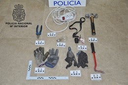 Detenidas 'in fraganti' cuatro personas, entre ellas una menor de edad, por un robo con fuerza en Valdepeñas Detenidas 'in fraganti' cuatro personas, entre ellas una menor de edad, por un robo con fuerza en Valdepeñas