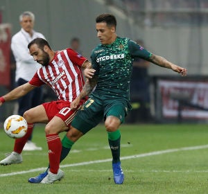 Cristian Tello pelea por un balón Cristian Tello pelea por un balón