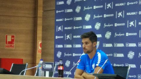 Adri&aacute;n Gonz&aacute;lez, jugador del M&aacute;laga, en rueda de prensa