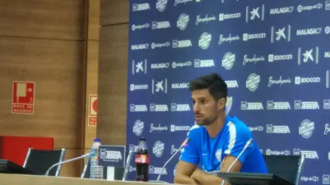 Adrián González, jugador del Málaga, en rueda de prensa Adrián González, jugador del Málaga, en rueda de prensa