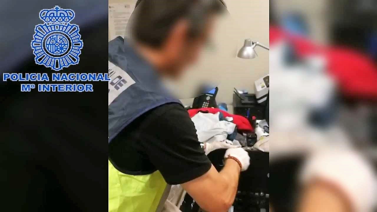 La Policía Nacional detiene en el aeropuerto de El Altet a dos jóvenes con más de 8 kilogramos de cocaína La Policía Nacional detiene en el aeropuerto de El Altet a dos jóvenes con más de 8 kilogramos de cocaína