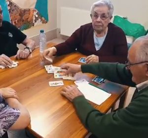 Así trabajan en una residencia de ancianos con enfermos de Alzheimer para retrasar su deterioro Así trabajan en una residencia de ancianos con enfermos de Alzheimer para retrasar su deterioro