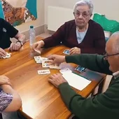 Ancianos juegan a las cartas en una residencia Ancianos juegan a las cartas en una residencia