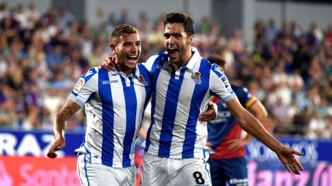 Mikel Merino y Theo Hern&aacute;ndez celebran el gol en El Alcoraz