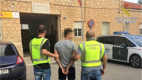 Agentes de la Guardia Civil de Novelda con el detenido
