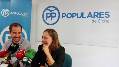 Loreto Cascales y el secretario general del PP de Elche, Jos&eacute; Navarro