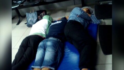 Jóvenes inmigrantes en Barcelona tiene que dormir en el suelo de la comisaría por la saturación de los centros de acogida