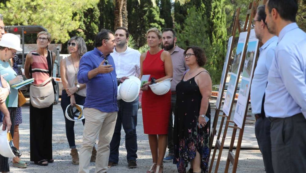 La alcaldesa, Amparo Marco, visita las obras de Tetuán XIV junto a algunos miembros de su equipo de gobierno. 