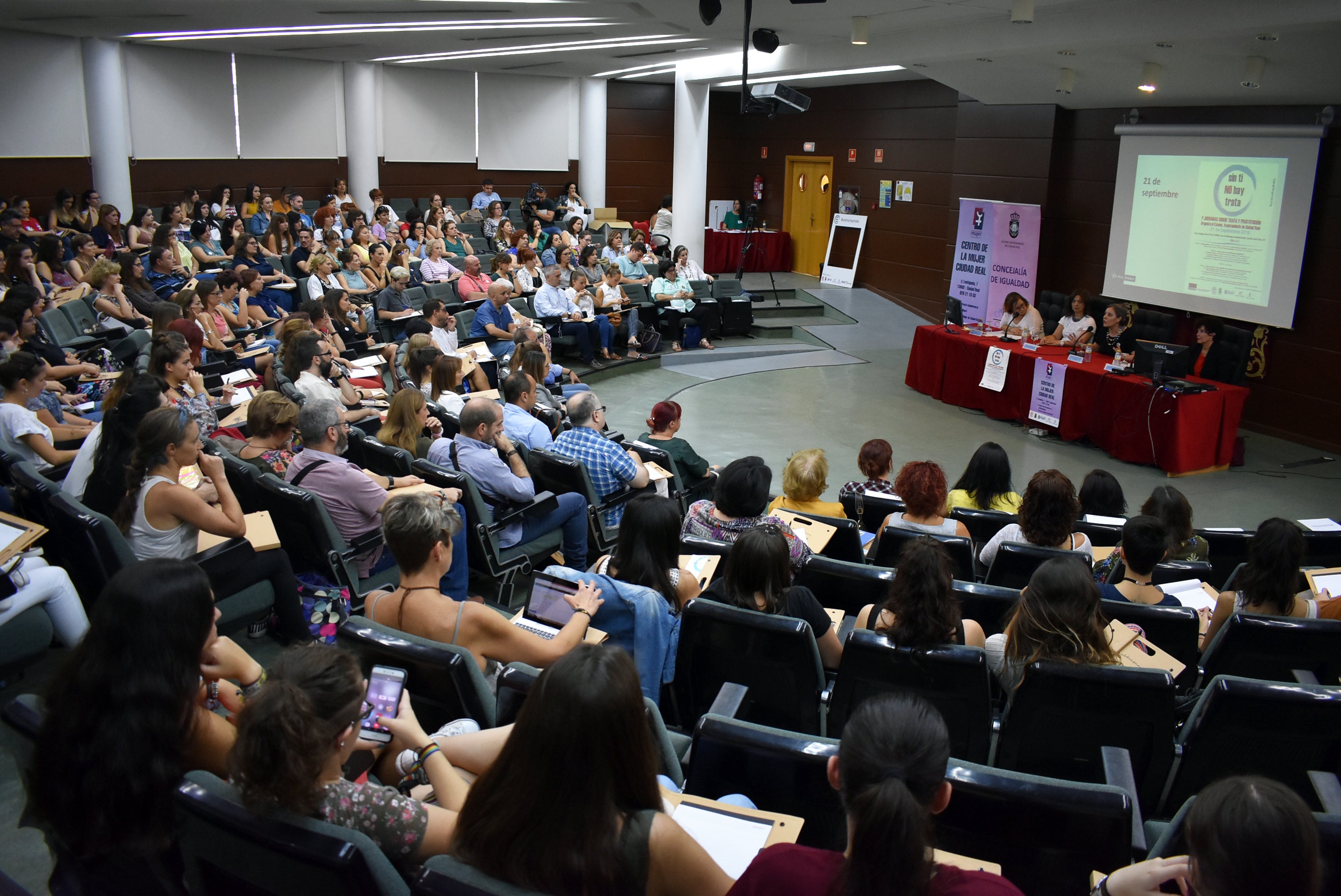 Araceli Martínez: "La trata de mujeres y niñas y la prostitución no se puede permitir en una sociedad del siglo XXI" Araceli Martínez: "La trata de mujeres y niñas y la prostitución no se puede permitir en una sociedad del siglo XXI"