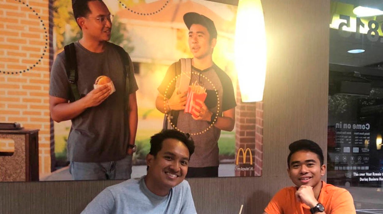 McDonalds contrata a los dos jóvenes asiáticos que crearon una campaña falsa McDonalds contrata a los dos jóvenes asiáticos que crearon una campaña falsa