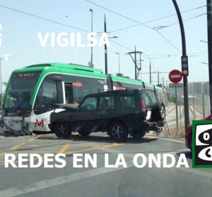 Un vehiculo colisiona con el Metro Un vehiculo colisiona con el Metro