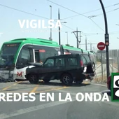 Un vehiculo colisiona con el Metro Un vehiculo colisiona con el Metro