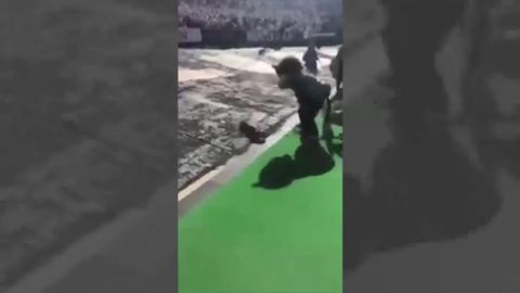 Una mascota de un equipo de f&uacute;tbol americano se dispara accidentalmente en pleno partido