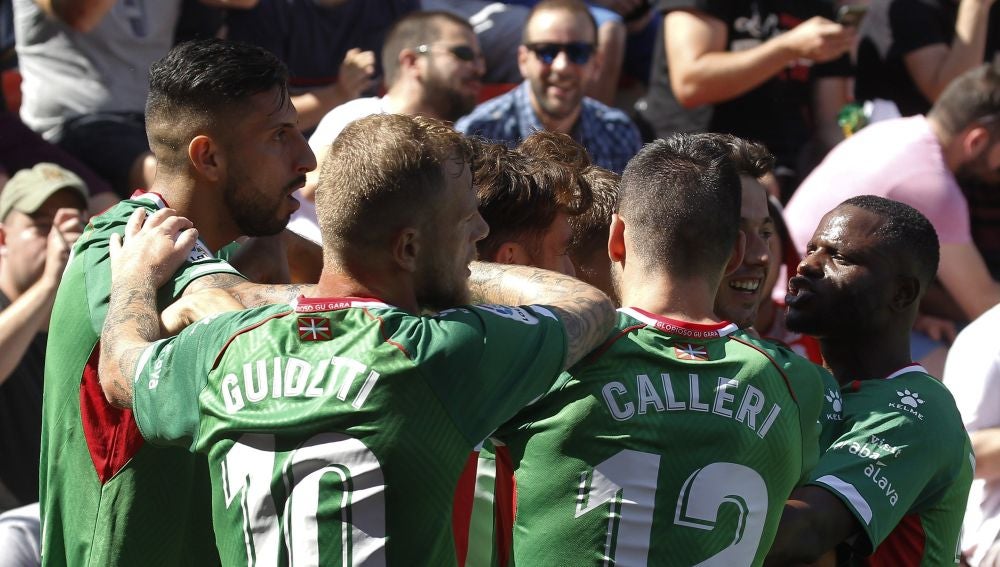 Los jugadores del Alavés celebran un gol gol en el Estadio de Vallecas