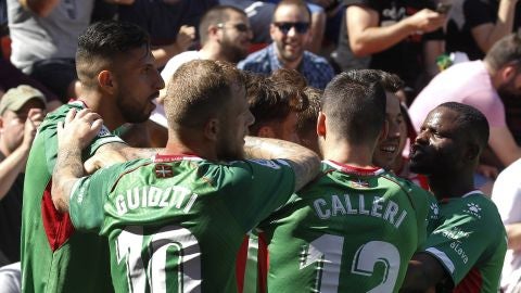 Los jugadores del Alav&eacute;s celebran un gol gol en el Estadio de Vallecas