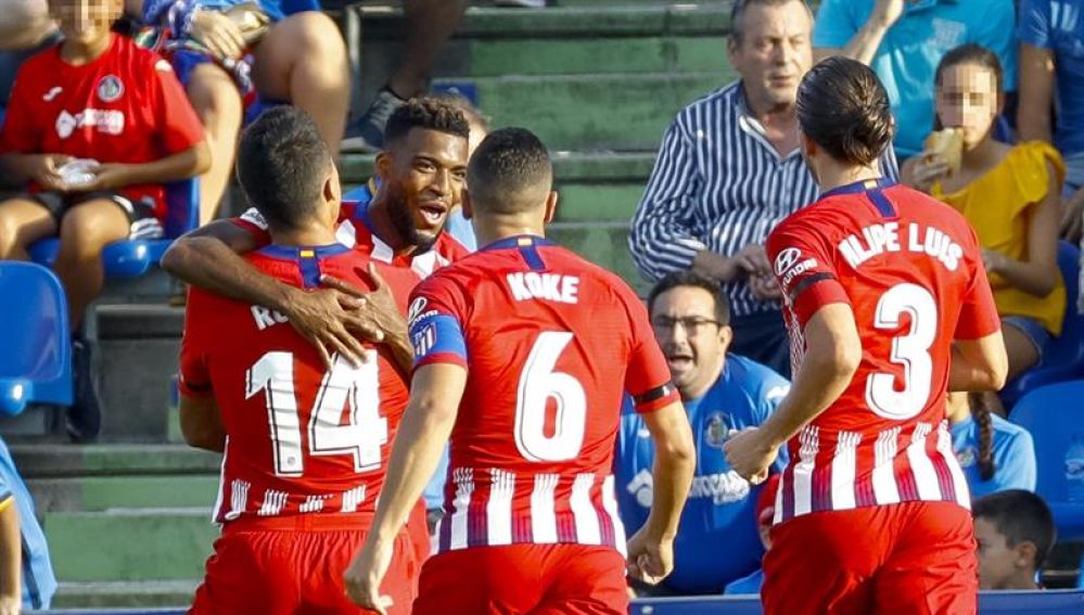 Los jugadores del Atlético de Madrid celebran un gol de Lemar