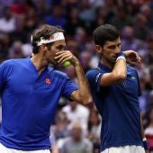 Federer y Djokovic conversan en el partido de dobles de la Laver Cup