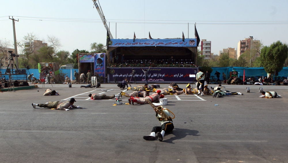 Momento del atentado durante el desfile militar en Irán
