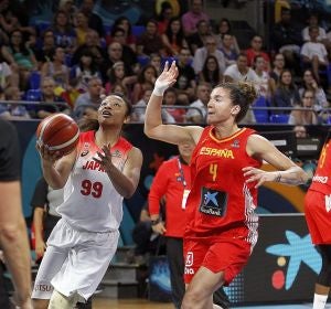 Monica Okote trata de encestar ante Laura Nicholls Monica Okote trata de encestar ante Laura Nicholls
