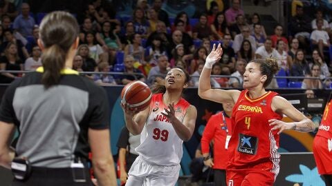 Monica Okote trata de encestar ante Laura Nicholls