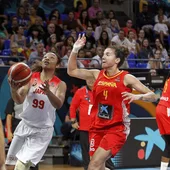 Monica Okote trata de encestar ante Laura Nicholls Monica Okote trata de encestar ante Laura Nicholls