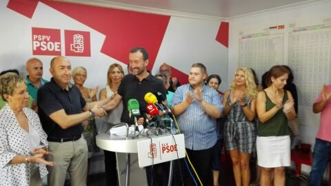 Alejandro Soler y Carlos Gonz&aacute;lez estrechan sus manos en la sede del PSOE 