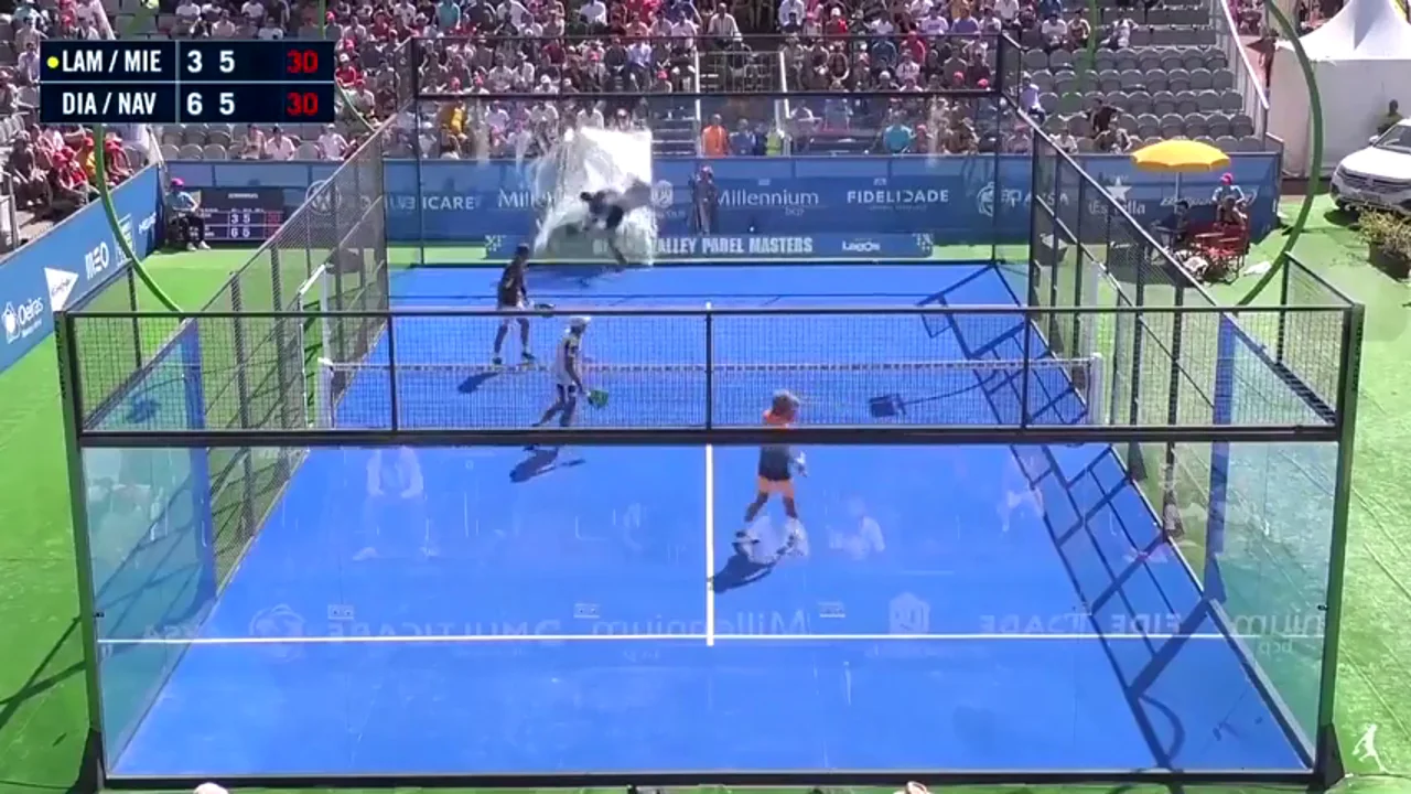 Tremendo susto de Paquito Navarro: sufre heridas leves tras romper el cristal del fondo de la pista