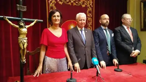 La periodista, Charo Padilla, junto al presidente del Consejo de Hermandades, Antonio Piñero; el cartelista propuesto para el próximo año, Fernando Vaquero; y el tesorero, Francisco Vélez La periodista, Charo Padilla, junto al presidente del Consejo de Hermandades, Antonio Piñero; el cartelista propuesto para el próximo año, Fernando Vaquero; y el tesorero, Francisco Vélez