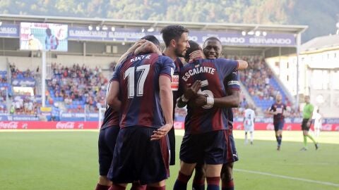 Los jugadores del Eibar celebran el gol de Kike Garc&iacute;a 