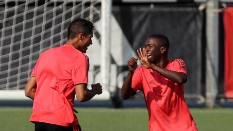 Vinicius se ejercita en Valdebebas junto a Varane