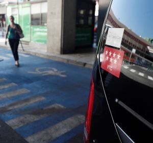 Un vehículo VTC recoge pasajeros en el aeropuerto Adolfo Suárez-Madrid Barajas Un vehículo VTC recoge pasajeros en el aeropuerto Adolfo Suárez-Madrid Barajas