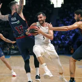 Rudy Fernández antes dos jugadores de Baskonia Rudy Fernández antes dos jugadores de Baskonia