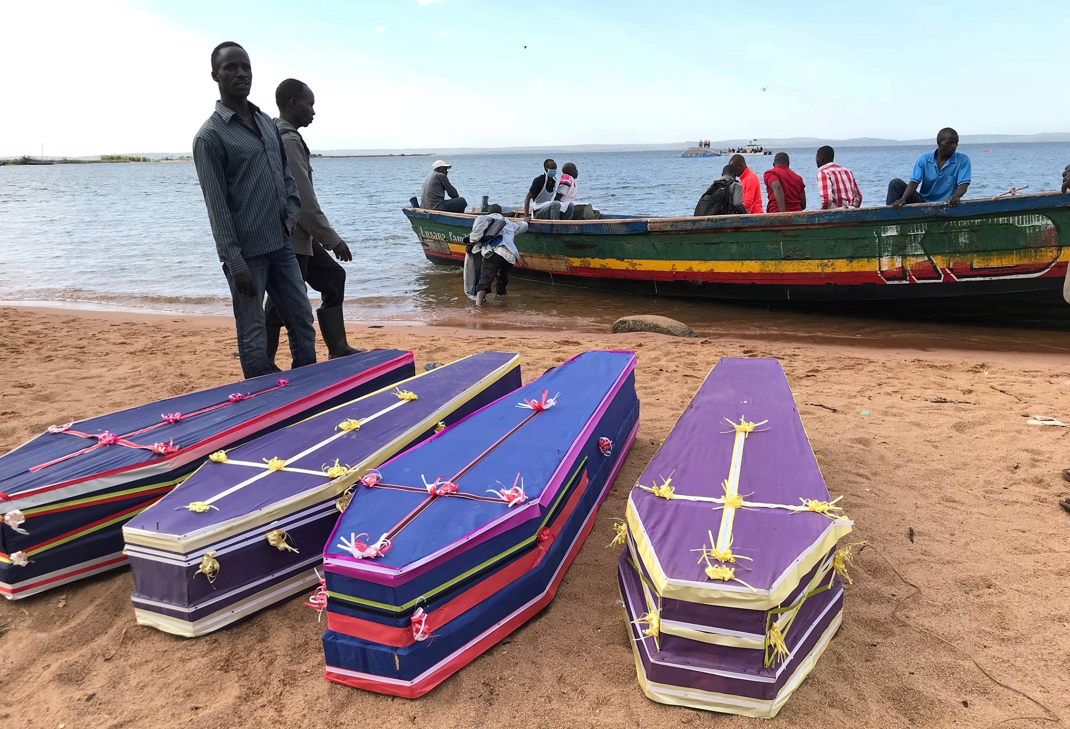 Detienen a los dueños del barco hundido en Tanzania en el que murieron 224 personas Detienen a los dueños del barco hundido en Tanzania en el que murieron 224 personas